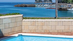 A swimming pool with a view of the sea and boats. - DAIKYO ENGETSUTO VILLA　 (Shirahama)