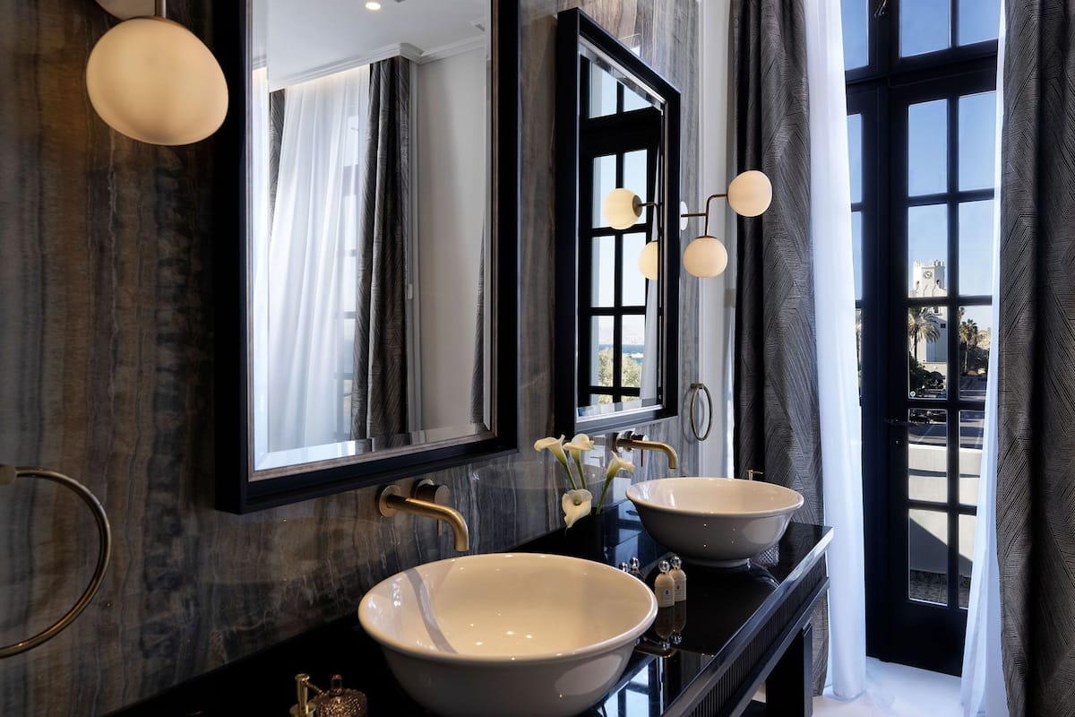 executive suite | bathroom | shower, free toiletries, hair dryer, bathrobes