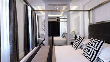 Una habitación de hotel moderna con una cama grande, un escritorio y una silla.