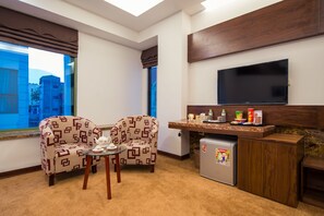 Familienzimmer | Wohnbereich | 23-Zoll-Flachbildfernseher mit Kabelempfang, Fernseher