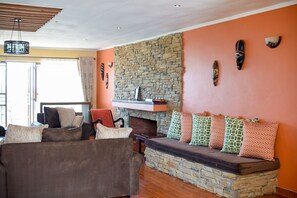 Panoramic Cottage, 4 Bedrooms, Balcony | Living room