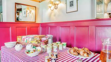 Free daily English breakfast