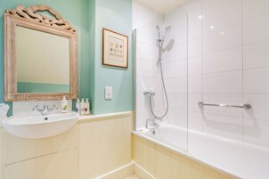 Double Room | Bathroom | Shower, free toiletries, hair dryer, towels