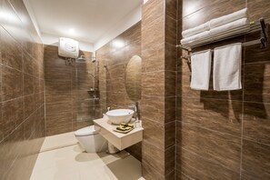 Douche, articles de toilette gratuits, sèche-cheveux, chaussons