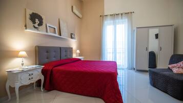 Individueel gedecoreerd, individueel gemeubileerd, een bureau