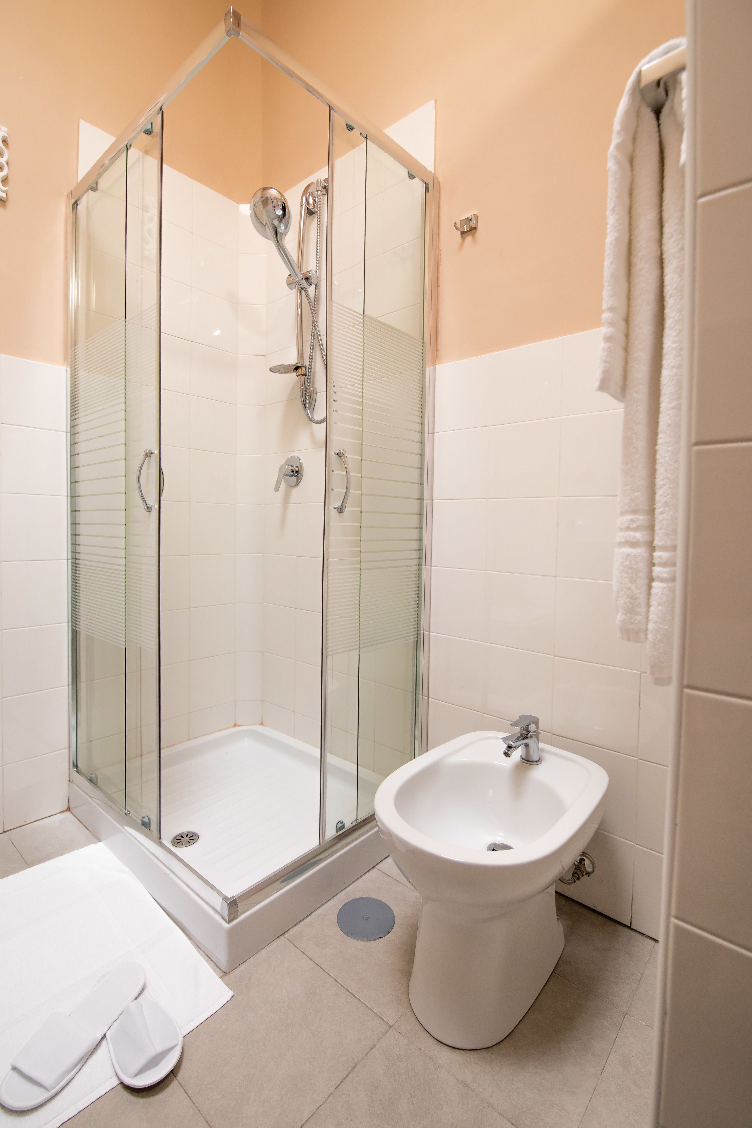 Douche, douche à « effet pluie », articles de toilette gratuits