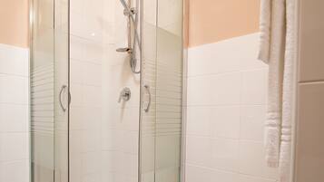 Douche, douche à « effet pluie », articles de toilette gratuits
