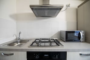 Frigorífico, microondas, placa de cocina y cafetera o tetera
