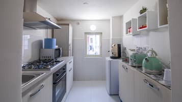 Een koelkast, een microgolfoven, een kookplaat