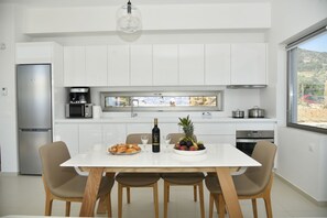 Villa, 3 habitaciones | Cocina privada | Refrigerador con congelador, microondas, horno y parrilla de estufa 