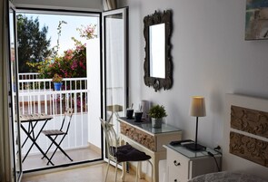 Camera doppia, vista mare | Una scrivania, ferro/asse da stiro, culle/letti per bambini (gratuiti)