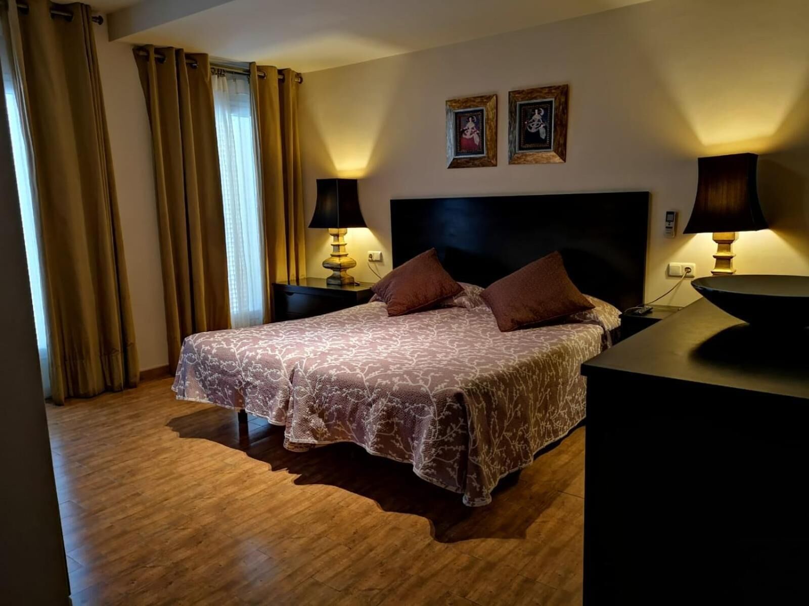 Escriptori, planxa i posts de planxar i bressols gratuïts 