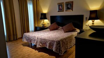 Een bureau, een strijkplank/strijkijzer, gratis babybedden, gratis wifi