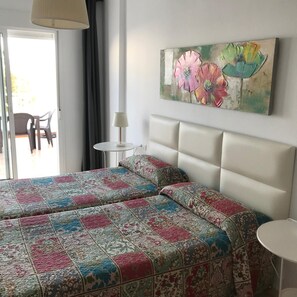 Skrivebord, strykejern/-brett og barnesenger (inkludert)