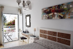 Double Room, Sea View | Desk, iron/ironing board, free cots/infant beds, free WiFi - Hostal Tres Soles (Nerja)
