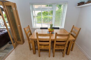 Cottage | In-room dining - Braunton Hazel House 4 Bedrooms (Braunton)