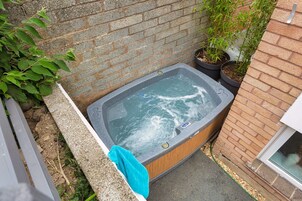 Bañera de hidromasaje al aire libre