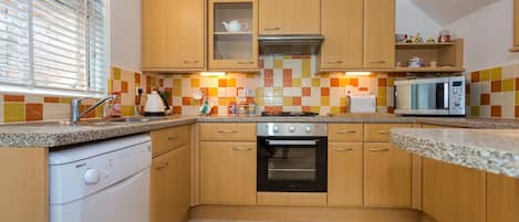 Cottage | Private kitchen | Oven, stovetop, dishwasher, coffee/tea maker