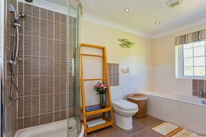 Shower, deep-soaking bathtub, hair dryer - Croyde Meadowbank 4 Bedrooms (Braunton)