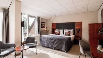 Junior Suite | Premium bedding, in-room safe, desk, blackout drapes