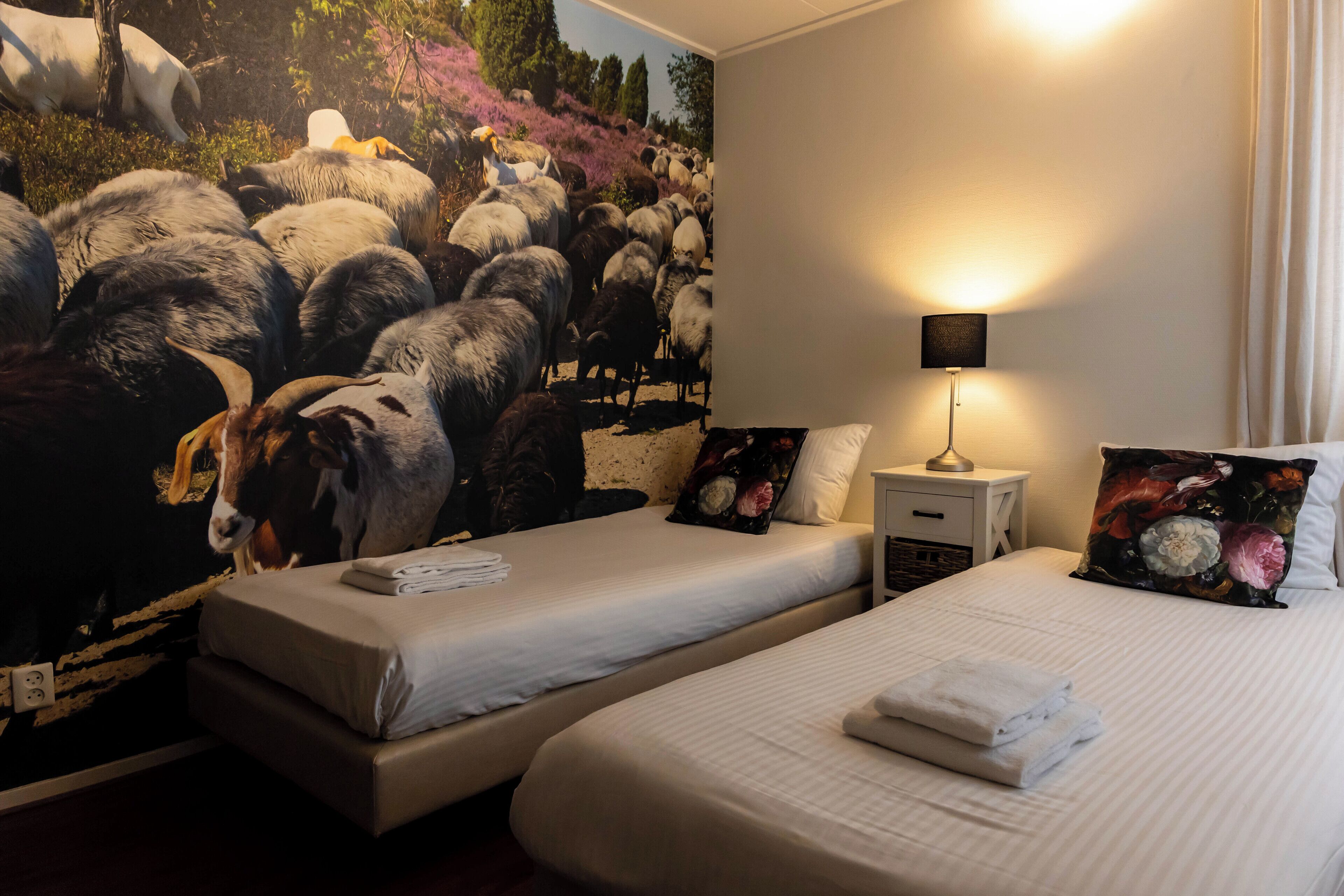 Vierpersoonskamer, bijgebouw | Luxe beddengoed, een kluis op de kamer, een bureau