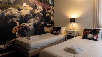 Habitación cuádruple, en edificio anexo | Caja fuerte, escritorio, cortinas opacas y tabla de planchar con plancha