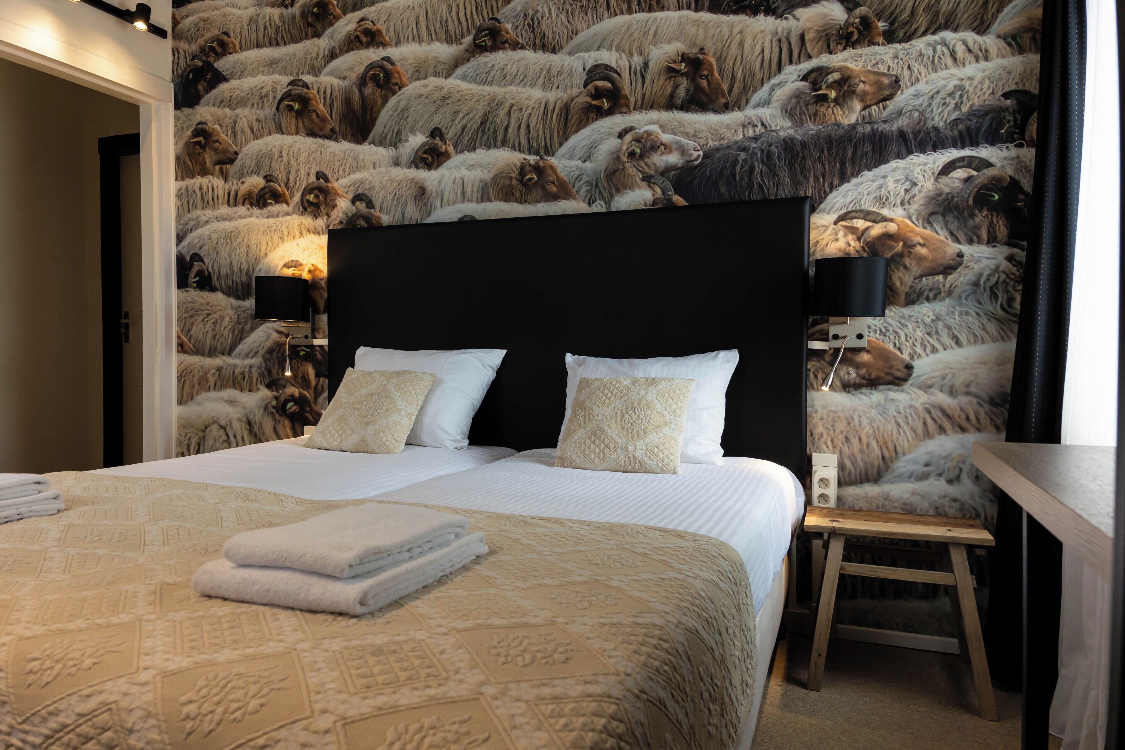 四人房, 副楼 | 高档床上用品、客房内保险箱、办公桌、遮光窗帘