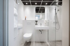 Suite junior | Baño | Artículos de higiene personal ecológicos, secador de pelo y toallas