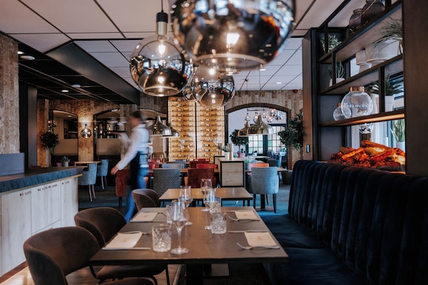 Mittagessen und Abendessen, lokale und internationale Küche