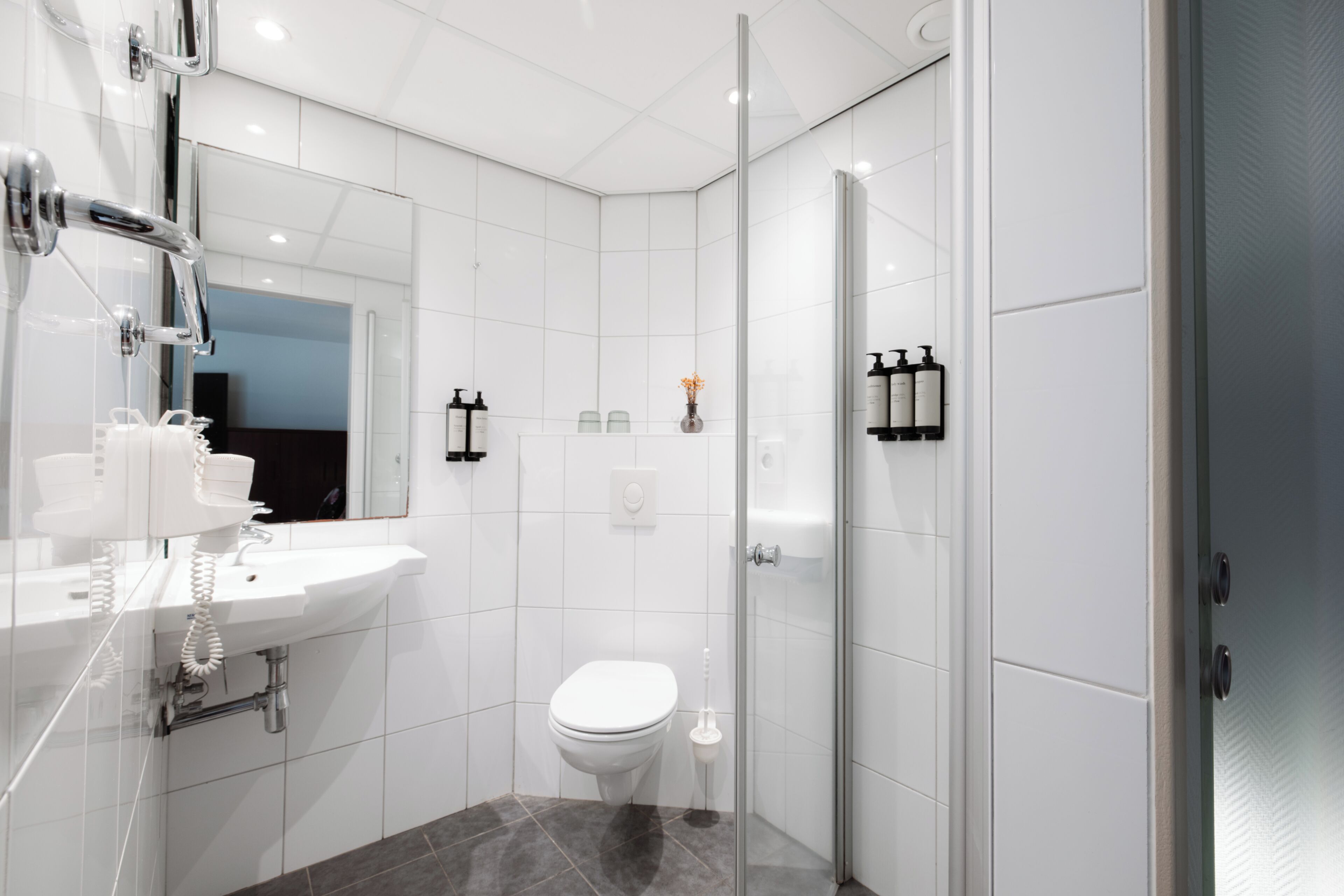 Habitación doble | Baño | Amenidades de baño ecológicas, secadora de cabello, toallas 