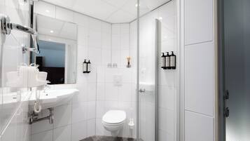 Habitación doble | Baño | Amenidades de baño ecológicas, secadora de cabello, toallas