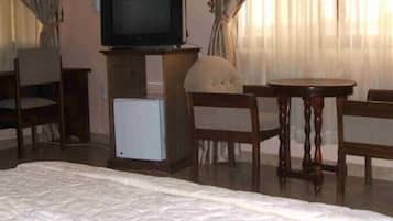 Phòng Suite | Minibar, két bảo mật tại phòng, bàn, màn/rèm cản sáng