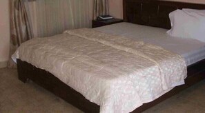 Minibar, in-room safe, desk, blackout drapes - Nhyira Hotel (Sekondi-Takoradi)