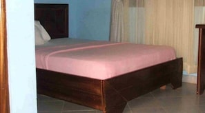 Phòng đôi | Minibar, két bảo mật tại phòng, bàn, màn/rèm cản sáng 
