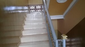 Una scala con gradini bianchi e una ringhiera blu.