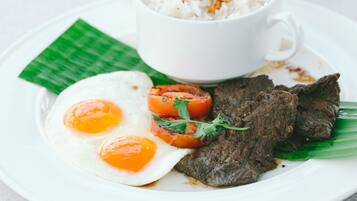 Desayuno completo diario (PHP 1500 por persona)