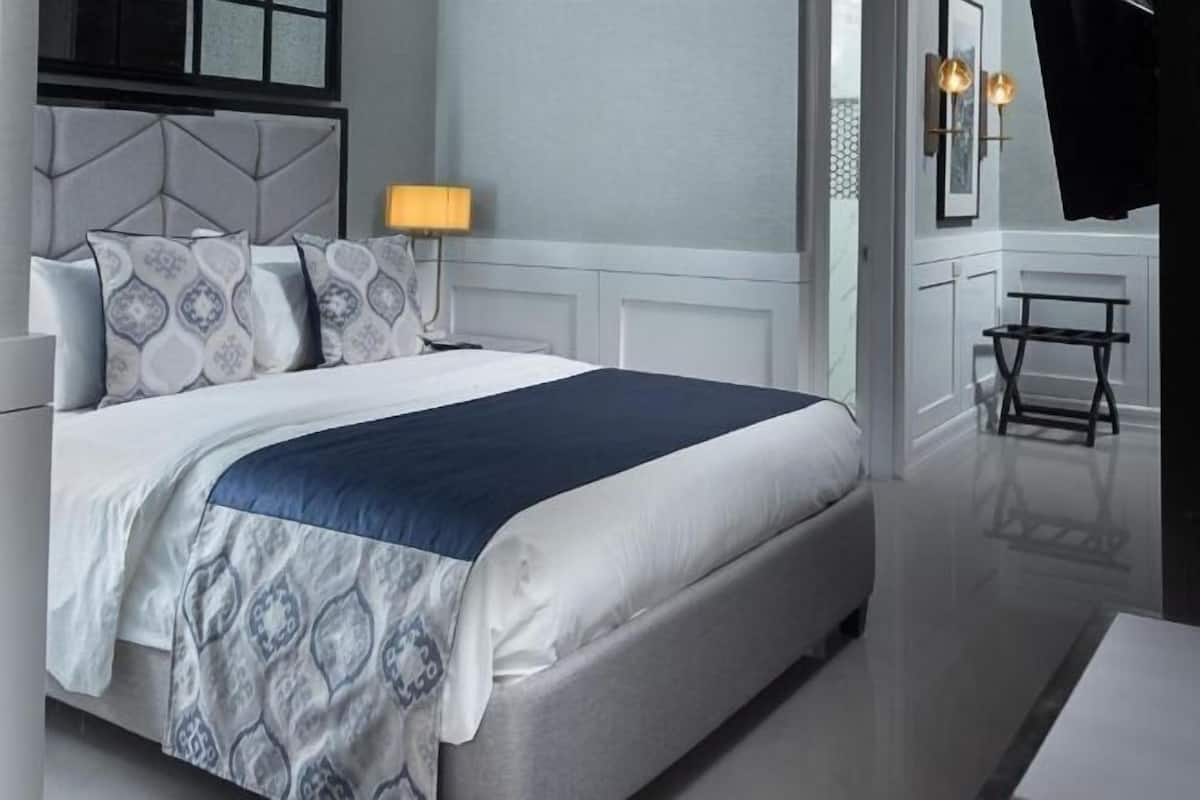 1 bedroom, Egyptian cotton sheets, premium bedding, down comforters