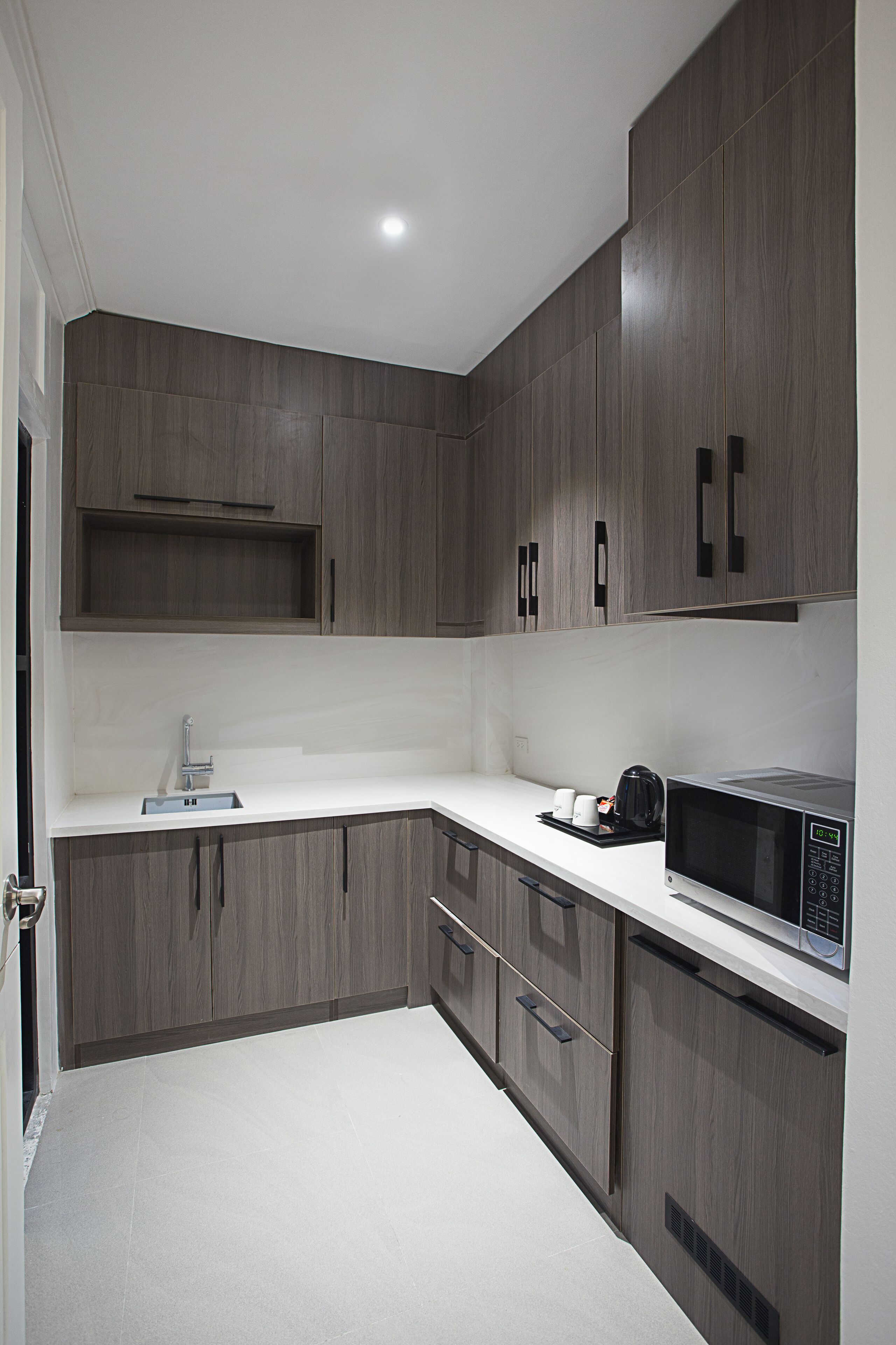 executive suite, 1 king bed, kitchenette, city view | private kitchenette | coffee/tea maker, electric kettle, dining tables