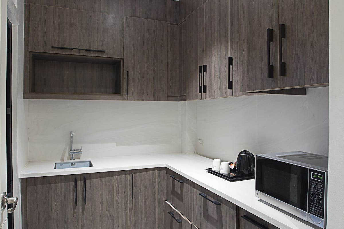 executive suite, 1 king bed, kitchenette, city view | private kitchenette | coffee/tea maker, electric kettle, dining tables