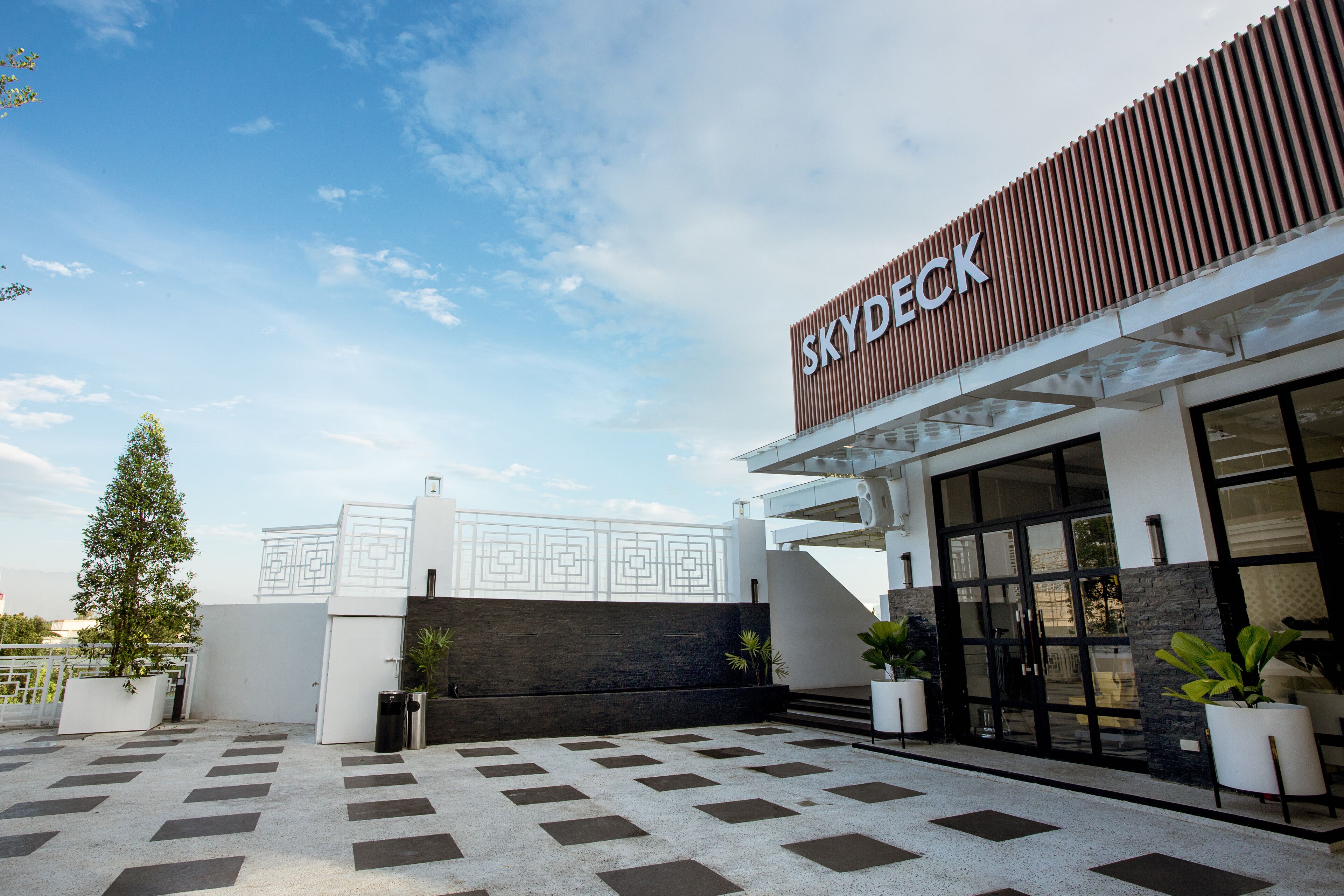 Un bâtiment moderne sur lequel on peut lire en grand le nom « SKYDECK ».