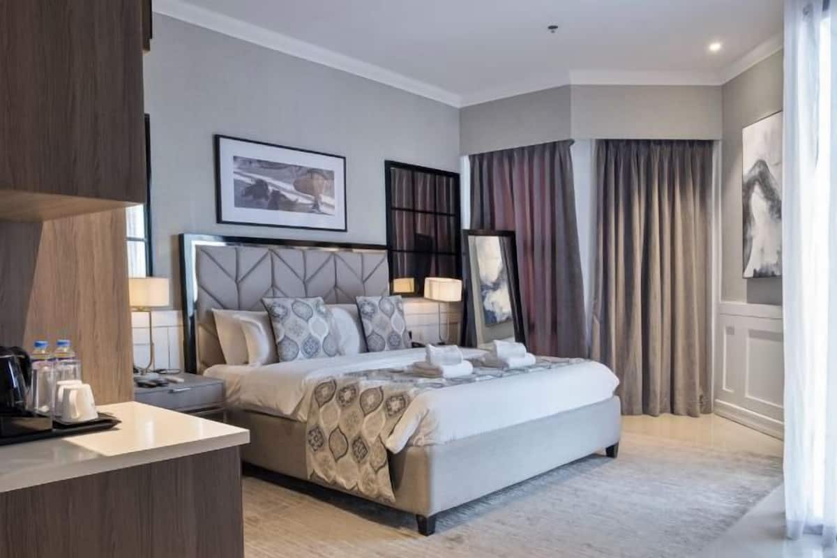 1 bedroom, Egyptian cotton sheets, premium bedding, down comforters