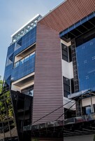 Un edificio moderno con un diseño arquitectónico único, que combina elementos de vidrio y metal.