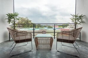 Suite – junior, balkong, byutsikt | Terrasse/patio