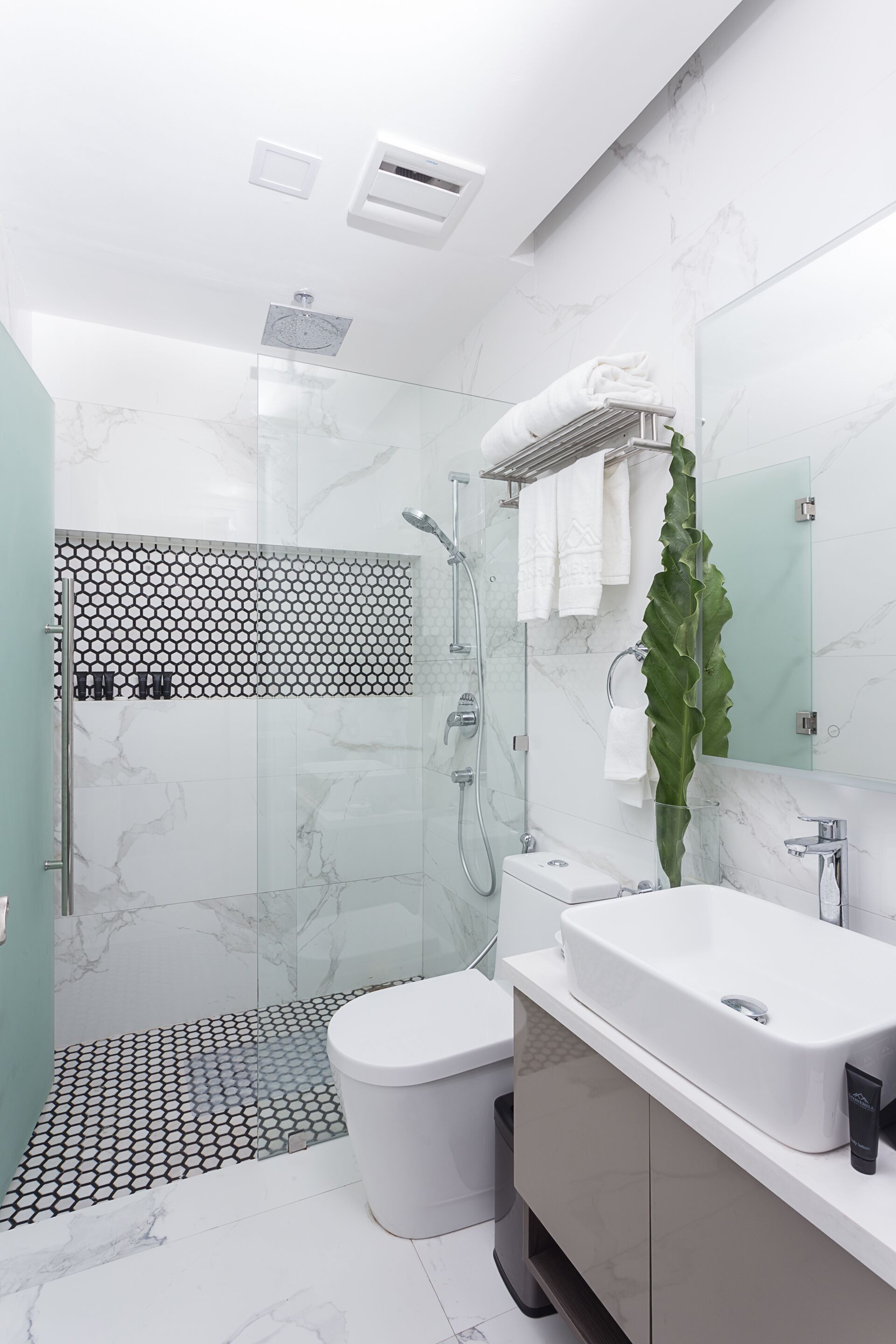 junior suite, balcony, city view | bathroom | hair dryer, bathrobes, slippers, bidet