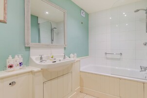 Combined shower/tub, free toiletries, hair dryer, towels