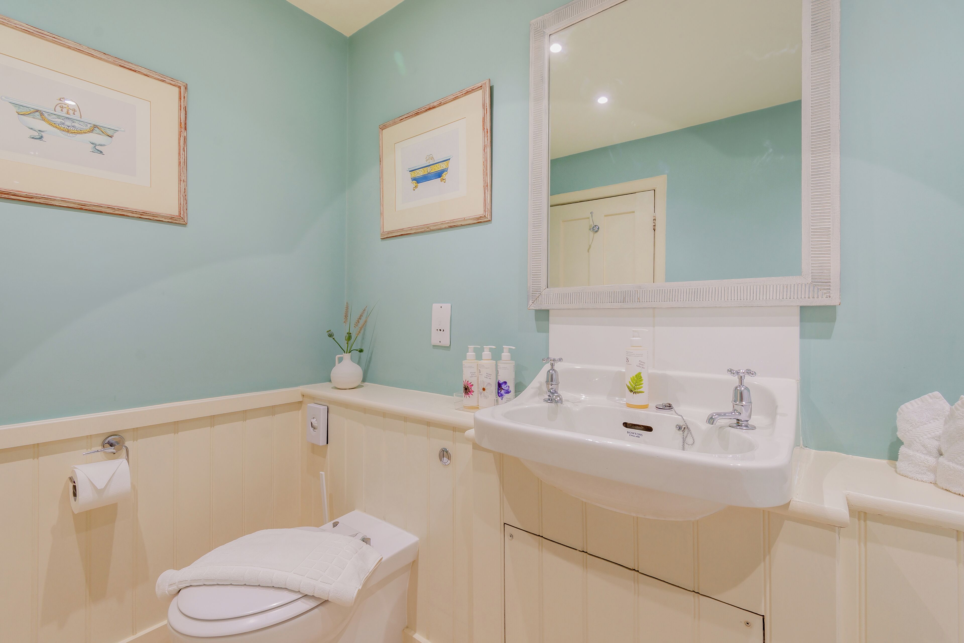Combined shower/tub, free toiletries, hair dryer, towels