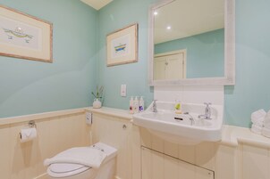 Ducha y bañera combinadas y artículos de higiene personal gratuitos