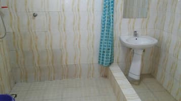 Suite | Baño | Tina profunda, regadera tipo lluvia, amenidades de baño gratuitas