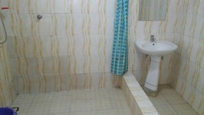 Suite | Bathroom | Deep soaking tub, rainfall showerhead, free toiletries, hair dryer - New Mexico Hotel - Takoradi (Sekondi-Takoradi)
