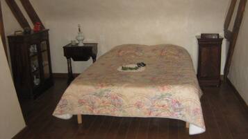 Tweepersoonskamer, uitzicht op tuin | Kamervoorziening